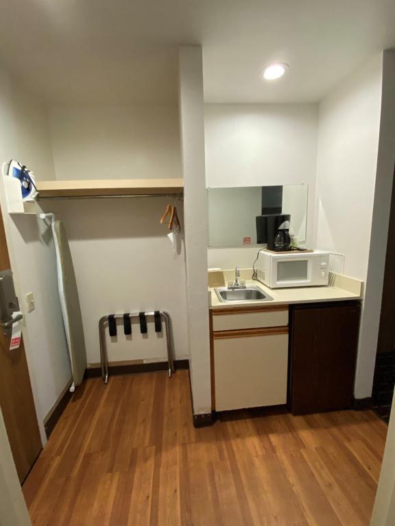 Kuchyň nebo kuchyňský kout v ubytování Guest House Inn Medical District near Texas Tech Univ