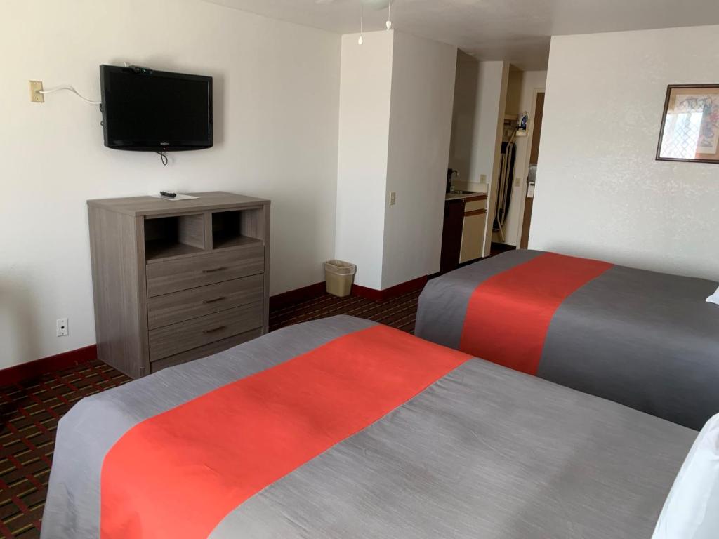 Postel nebo postele na pokoji v ubytování Guest House Inn Medical District near Texas Tech Univ