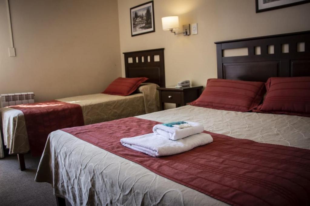 - une chambre d'hôtel avec 2 lits et des serviettes dans l'établissement Hotel Federico I, à Concordia