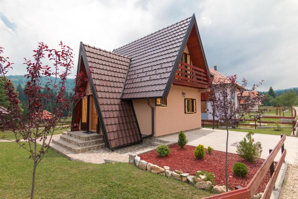 ein kleines Haus mit braunem Dach in der Unterkunft Mountain house Popović Tara in Bajina Bašta