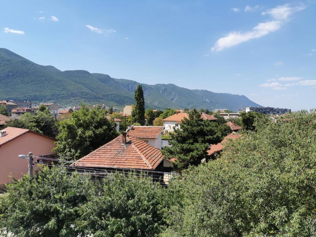 un village avec des maisons et des montagnes en arrière-plan dans l'établissement Mountain view apartment, à Vratsa
