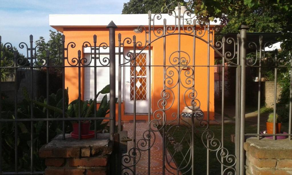 una puerta a una casa con un edificio detrás de ella en Casa de Silvia en Villa Carlos Paz