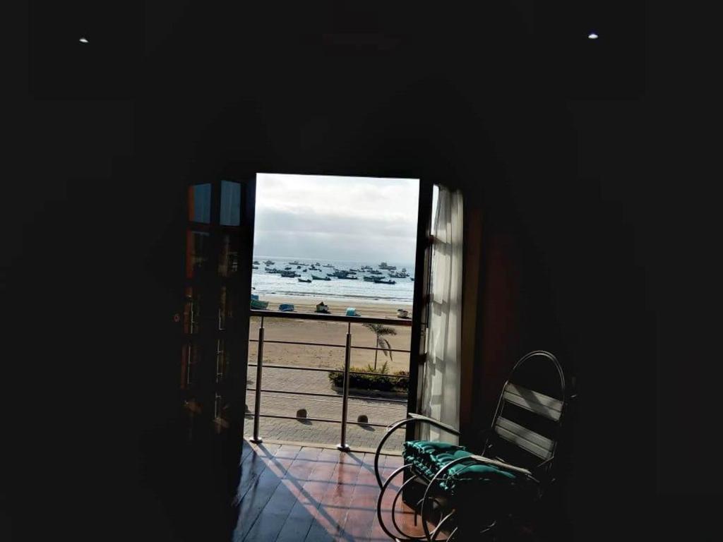 Habitación con vistas al océano desde una ventana en Estancia Puerto López, en Puerto López