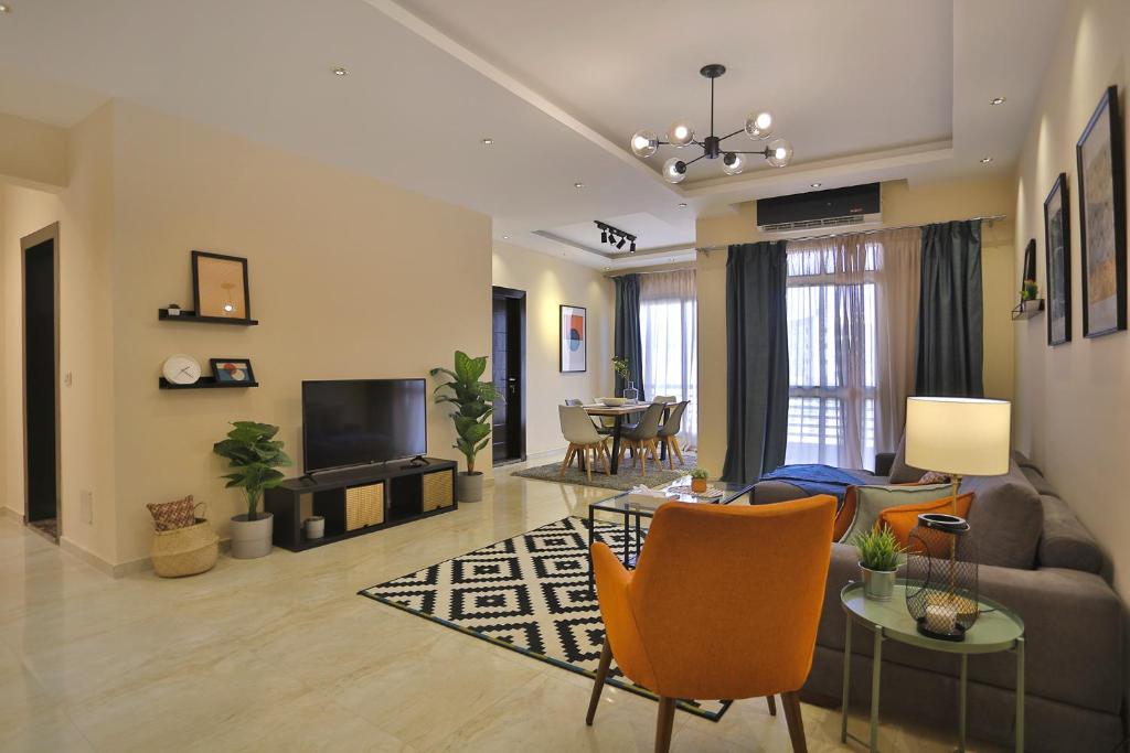 ein Wohnzimmer mit einem Sofa und einem Tisch in der Unterkunft Prime Select Point 90 Mall in Kairo