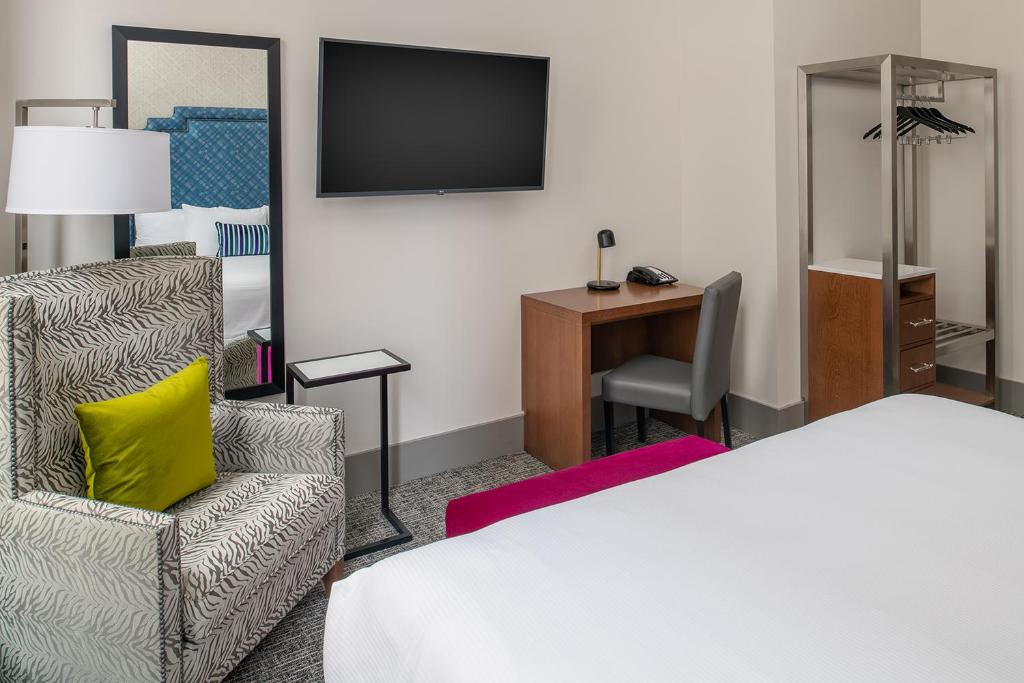 Postel nebo postele na pokoji v ubytování Harlow Hotel
