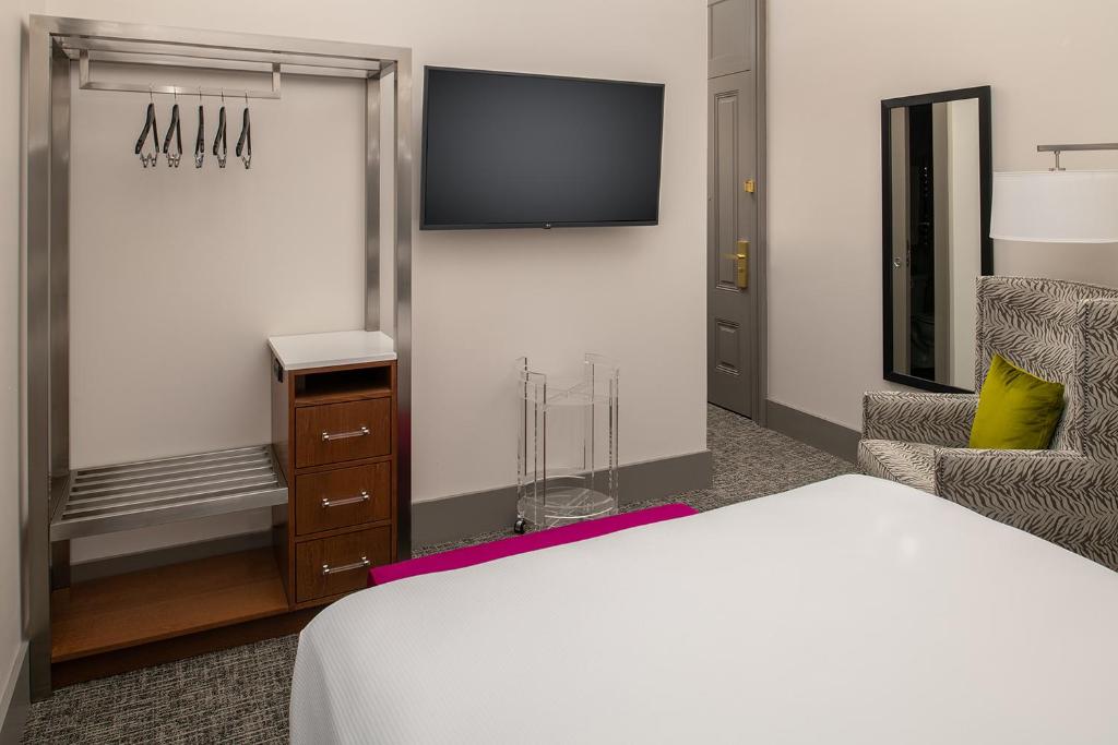 Postel nebo postele na pokoji v ubytování Harlow Hotel