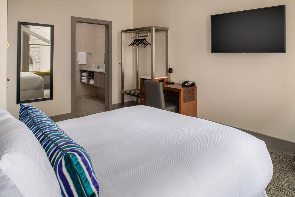 Postel nebo postele na pokoji v ubytování Harlow Hotel