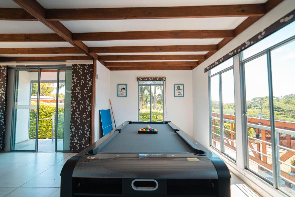 Biliár nebo kulečník v ubytování Hotel Syvanna Wellness and Spa
