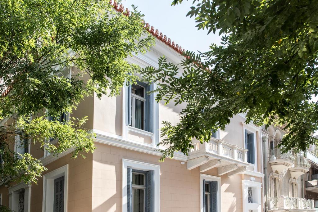 een groot wit gebouw met een balkon bij Monsieur Didot in Athene