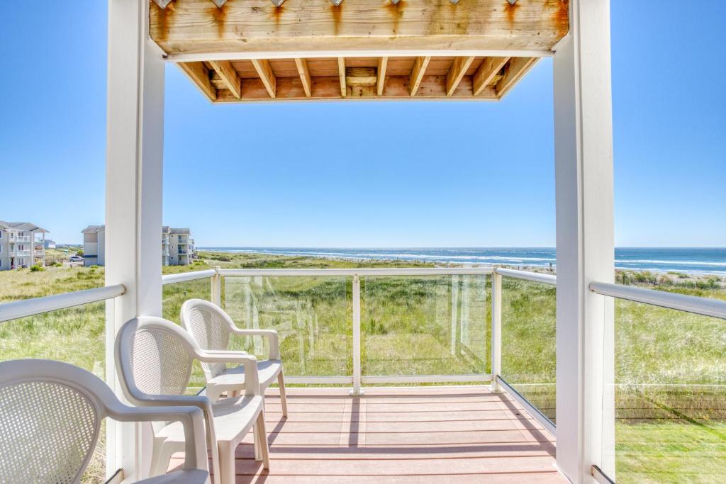 Un balcón con sillas y vistas al océano. en Beach Views en Westport