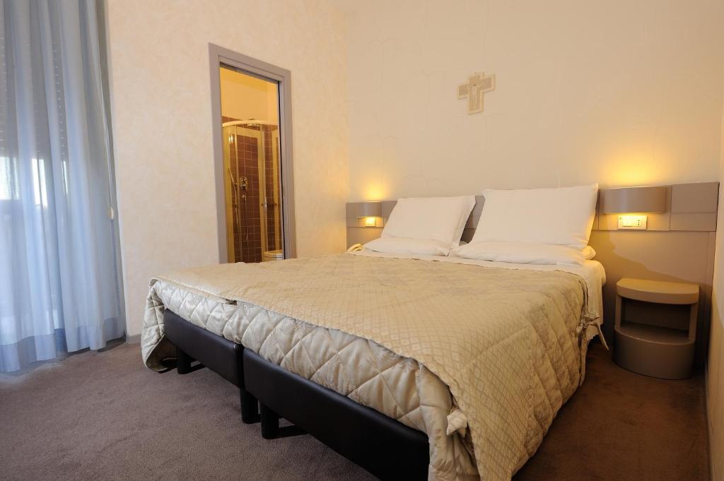 Postel nebo postele na pokoji v ubytování Hotel Frate Sole