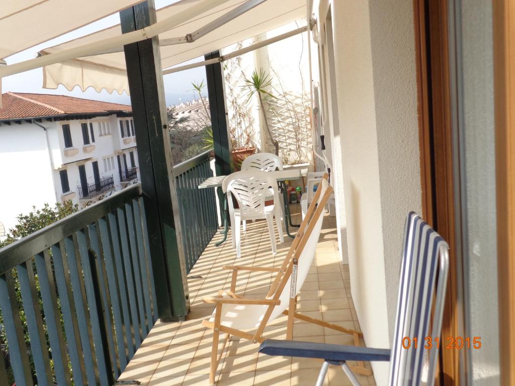 een balkon met een tafel en stoelen erop bij Duplex en Hendaye in Hendaye