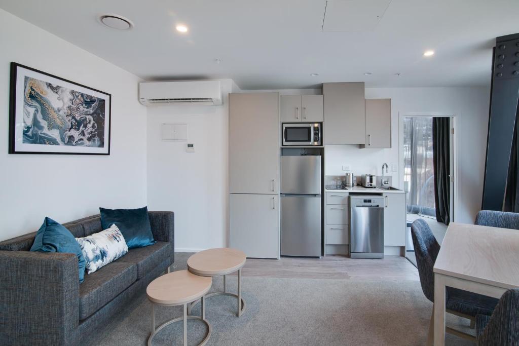 Kuchyň nebo kuchyňský kout v ubytování Ramada by Wyndham Queenstown Central