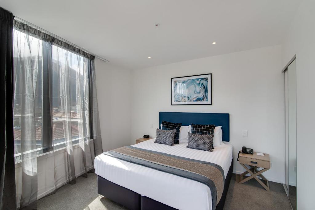 Postel nebo postele na pokoji v ubytování Ramada by Wyndham Queenstown Central