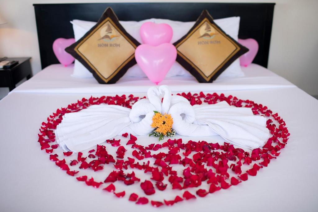A bed or beds in a room at Hon Rom Central Beach Resort