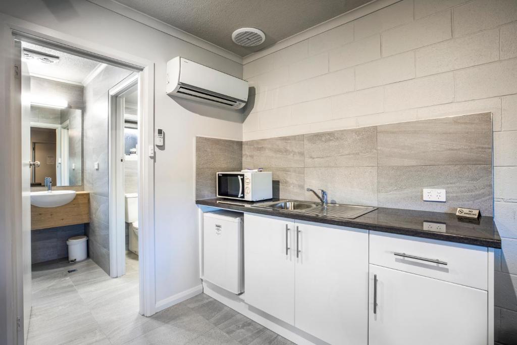 Nightcap at Riverside Hotel - Resim 35