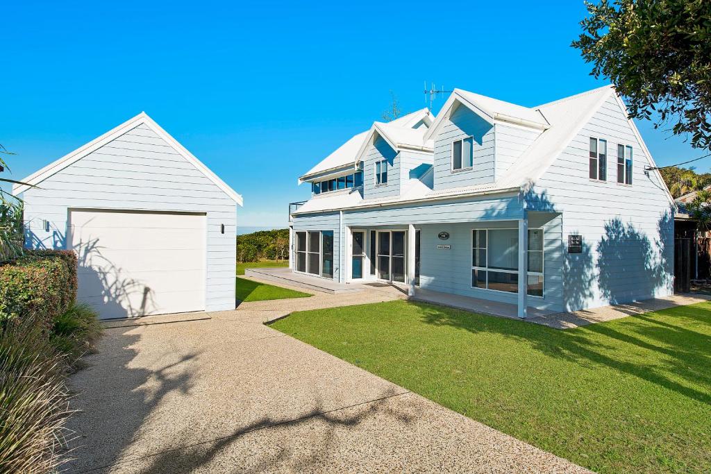 Middle Rock Beach House - Beach Front, Lake Cathie - Three-Bedroom House
