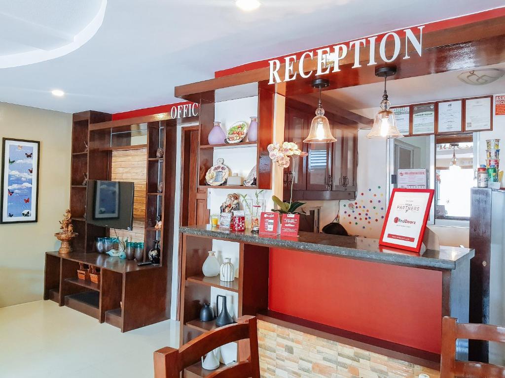 Vstupní hala nebo recepce v ubytování RedDoorz @ Caimito Drive Dampas