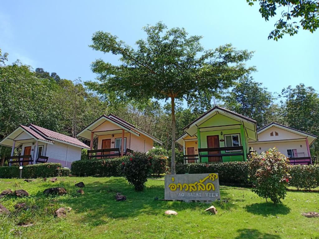 uma casa com uma placa em frente a um quintal em Ao Salat View Koh Kood em Ko Kood