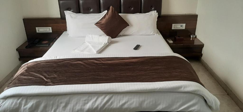 Postel nebo postele na pokoji v ubytování Hotel Shahi Darbar