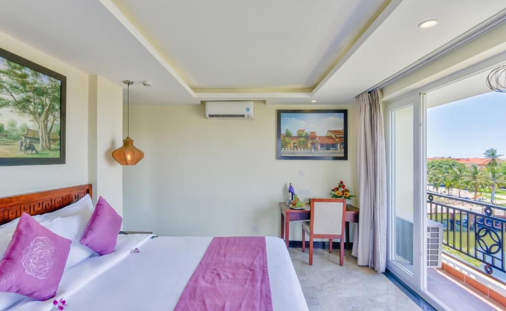 Postel nebo postele na pokoji v ubytování River Suites Hoi An