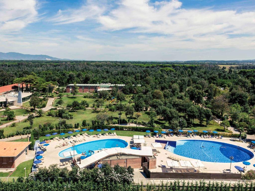 - une vue aérienne sur la piscine d'un complexe dans l'établissement TH Tirrenia - Green Park Resort, à Tirrenia