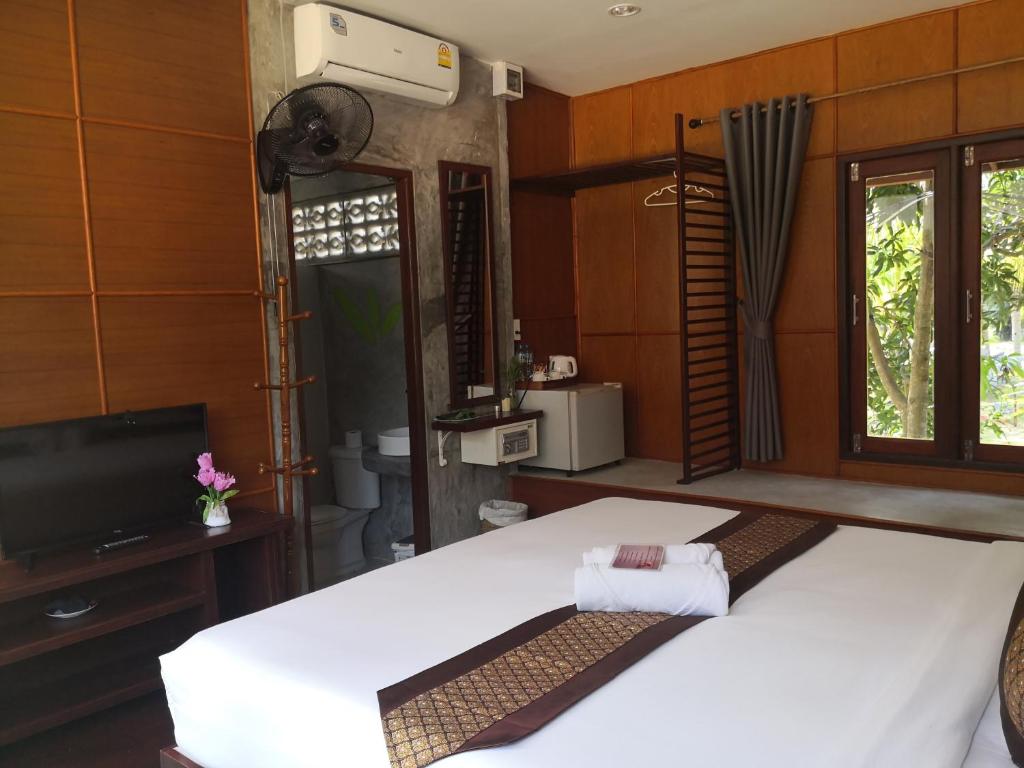 Baan Suan Rim Klong Resort - 18