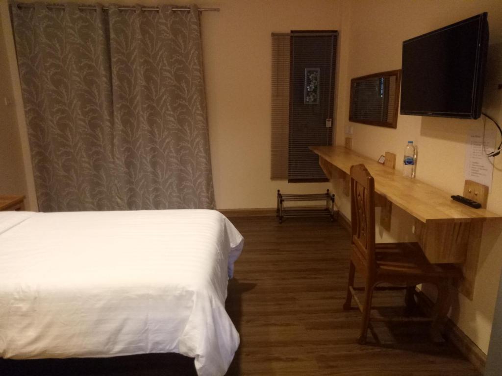 TV a/nebo společenská místnost v ubytování Little Guest House Hotel