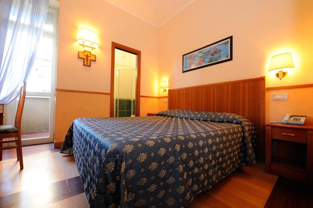 Postel nebo postele na pokoji v ubytování Hotel Frate Sole