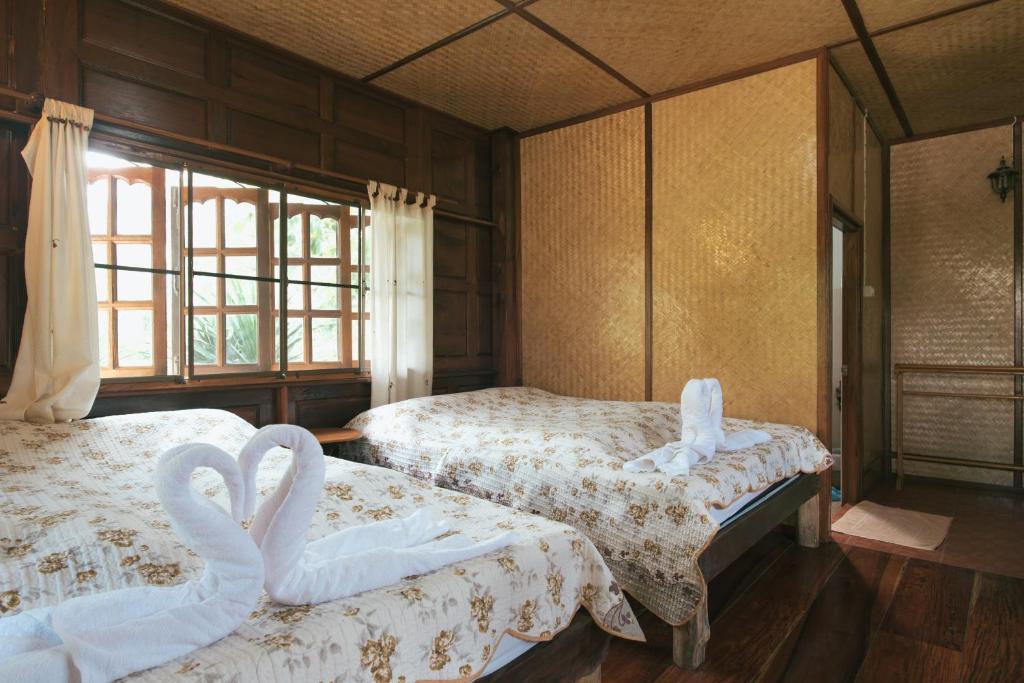 Postel nebo postele na pokoji v ubytování Phuruarounmai Organic Living Resort