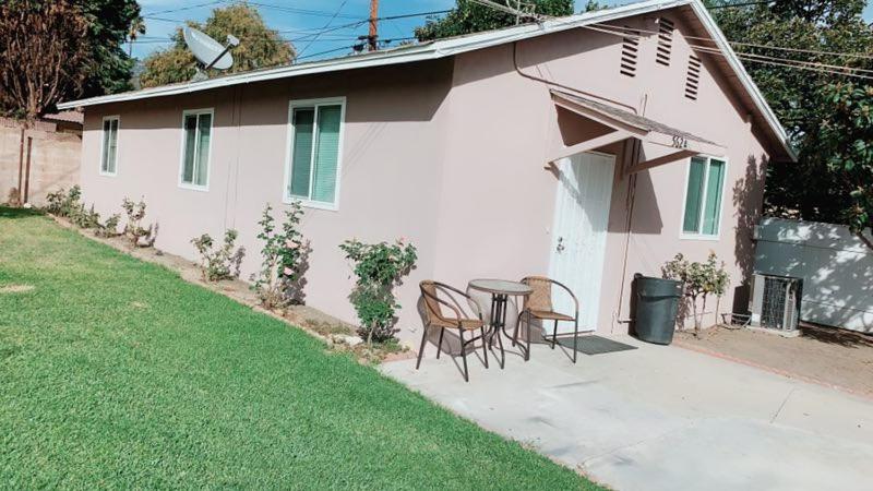 帕萨迪纳Pasadena single house 3b1b 三房一厅一厨一浴的房屋前设有带桌椅的天井。