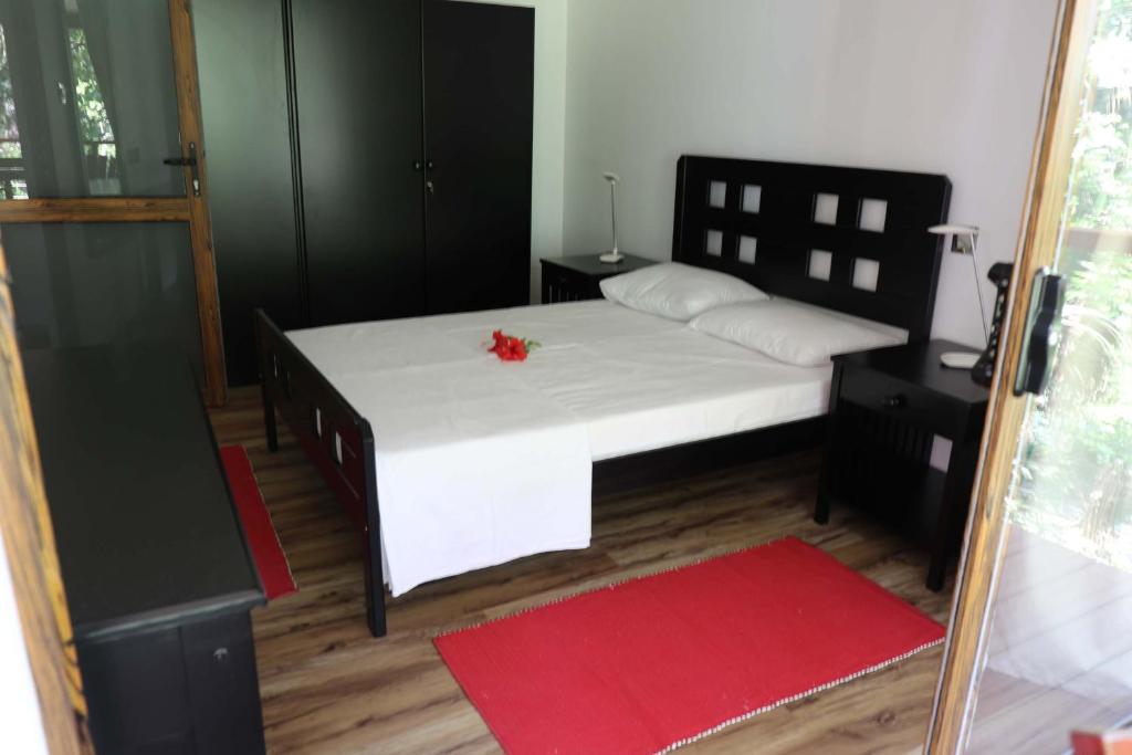Postel nebo postele na pokoji v ubytování Cashew Nut Grove Chalets
