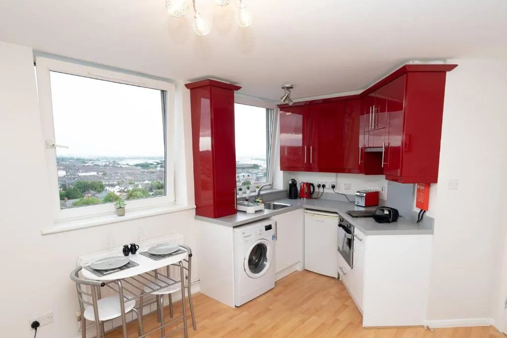 Beautiful 1BD Apt. Close to Everything w/ Views!, Belfast, United Kingdom