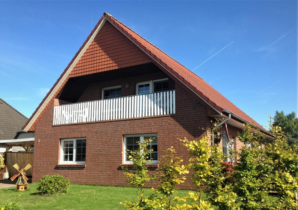 a red brick house with a gambrel roof at Nordsee-Nest in Ostochtersum