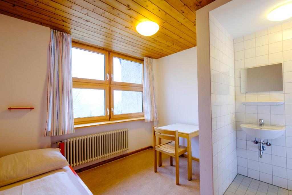 Postel nebo postele na pokoji v ubytování DJH Jugendherberge Pottenstein