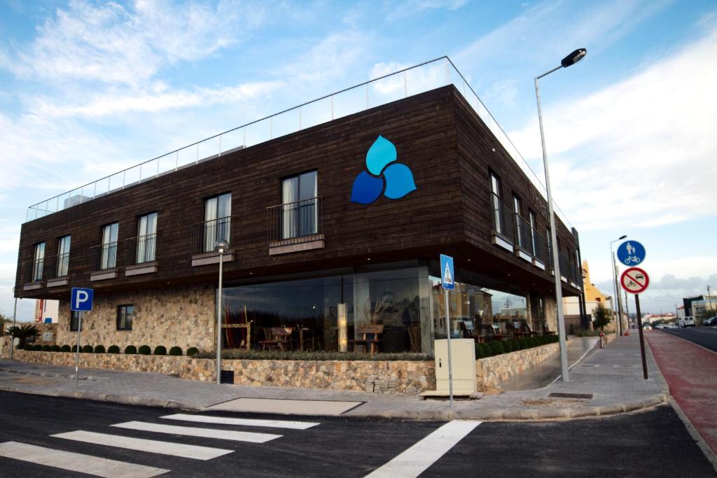 un edificio con un cartello di mele sul lato di Surfers Lodge Peniche a Peniche