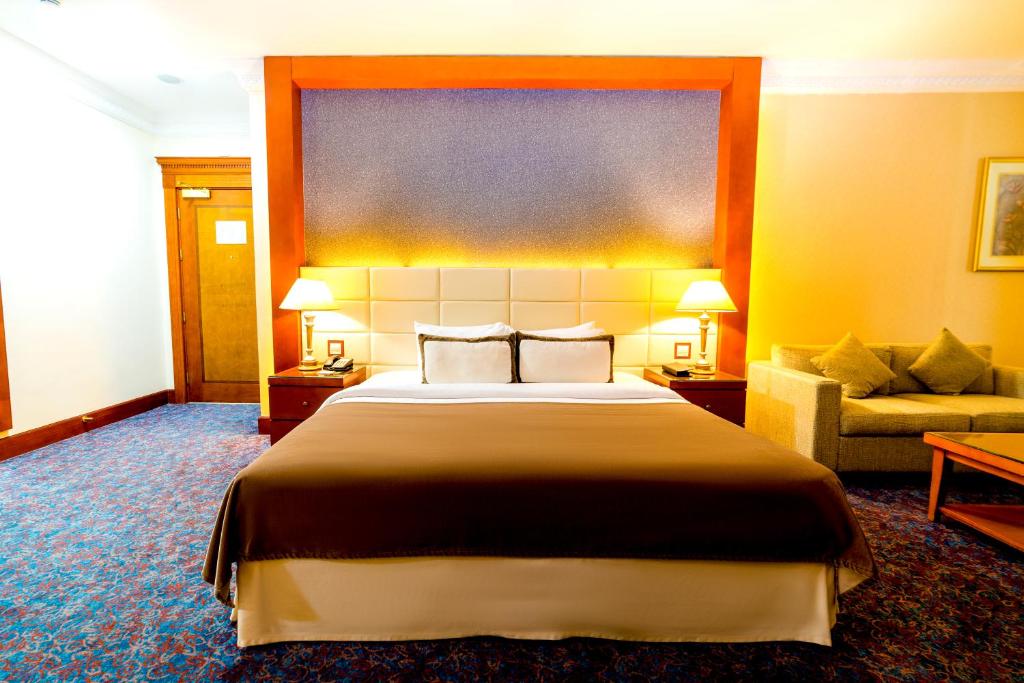 Postel nebo postele na pokoji v ubytování Grand Excelsior Hotel Al Barsha