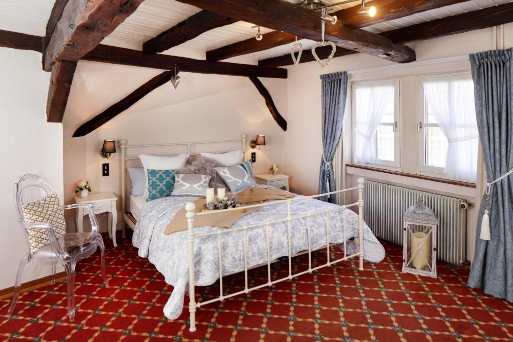 維桑堡的住宿－Historisches Gästehaus Au Faucon，一间卧室配有一张床,铺有红色地毯