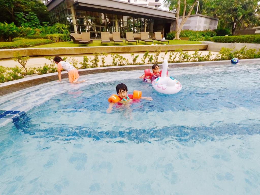 Bazén v ubytování Rain Chaam Huahin by Joe nebo v jeho okolí