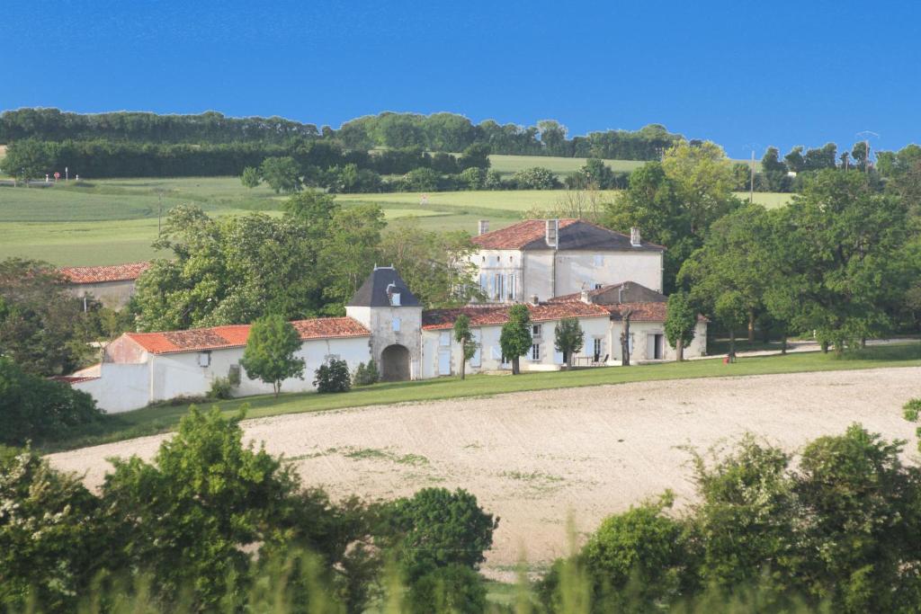 The Chateau at Petit Champagne في Torxé: بيت كبير وسط ميدان