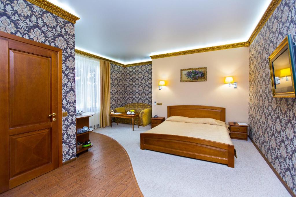 a bedroom with a bed and a living room at Apart Hotel Clumba in Odesa