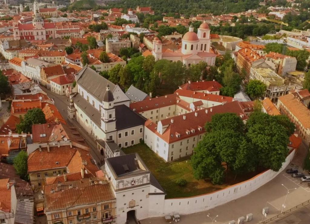 une vue aérienne sur une ville avec des bâtiments dans l'établissement Domus Maria, à Vilnius