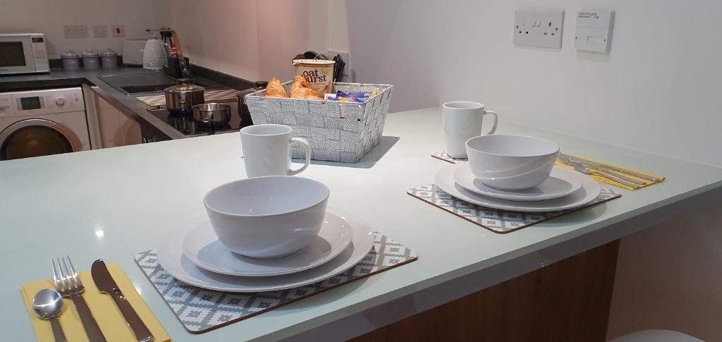 Příslušenství pro přípravu čaje a kávy v ubytování Northampton 2 Bedroom Town Centre Apartment close to University, Hospitals, Brackmills