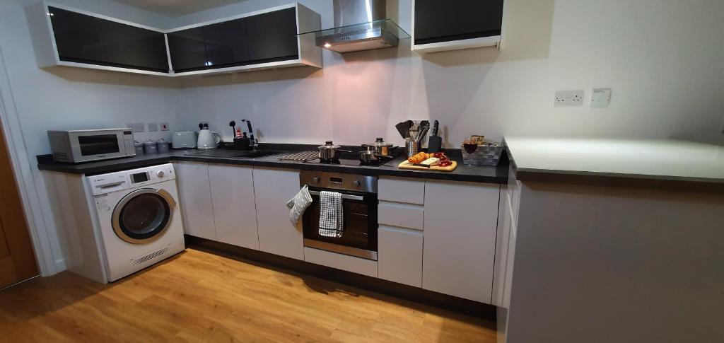 Kuchyň nebo kuchyňský kout v ubytování Northampton 2 Bedroom Town Centre Apartment close to University, Hospitals, Brackmills