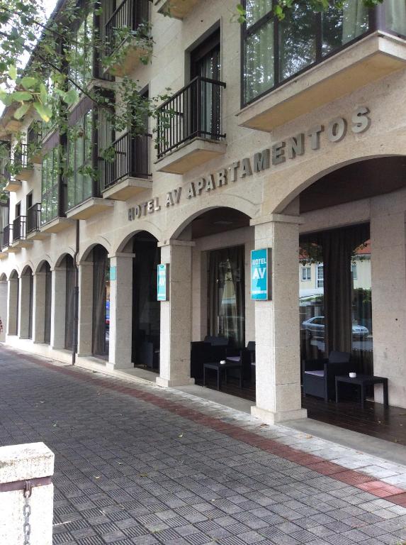 un bâtiment avec un panneau sur son côté dans l'établissement Hotel AV Apartamentos Lobios, à Lobios
