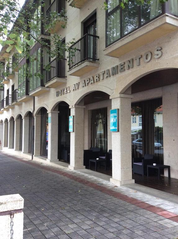 budynek z napisem na boku w obiekcie Hotel AV Apartamentos Lobios w mieście Lobios
