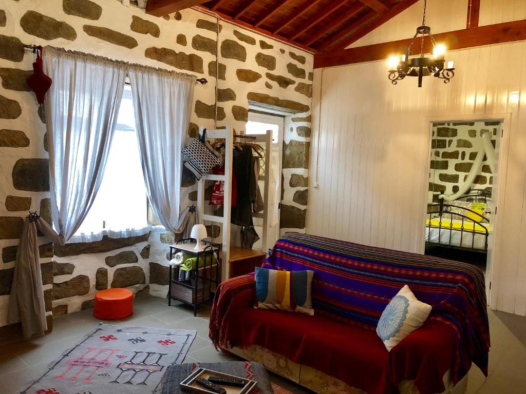 a bedroom with a bed in a room with a giraffe wall at Casa Auri in Faial da Terra