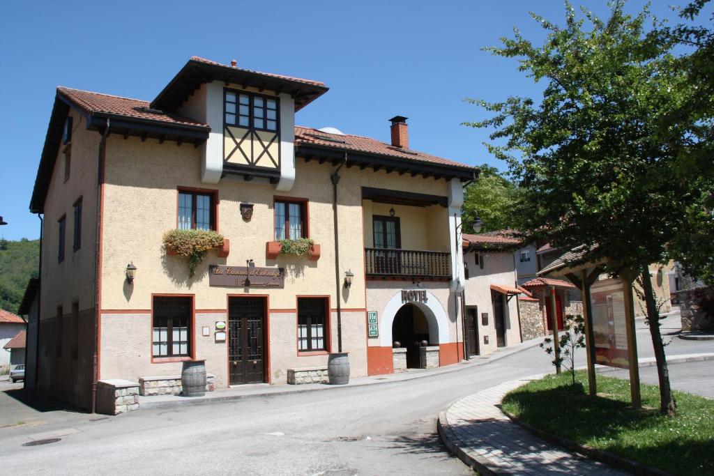 a building on the side of a street at La Casona De Entralgo in Pola de Laviana