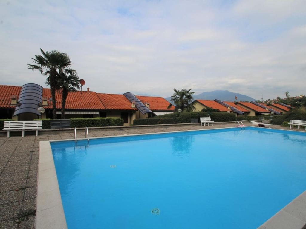 ein großer Pool vor einem Resort in der Unterkunft Apartment La Romantica by Interhome in Brezzo