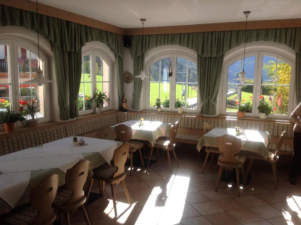 Reštaurácia alebo iné gastronomické zariadenie v ubytovaní Gasthof Bundschen